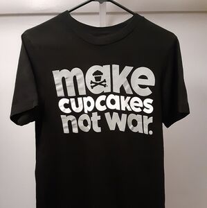Johnny Cupcakes Make Cupcakes Not War Wmns Tshirt